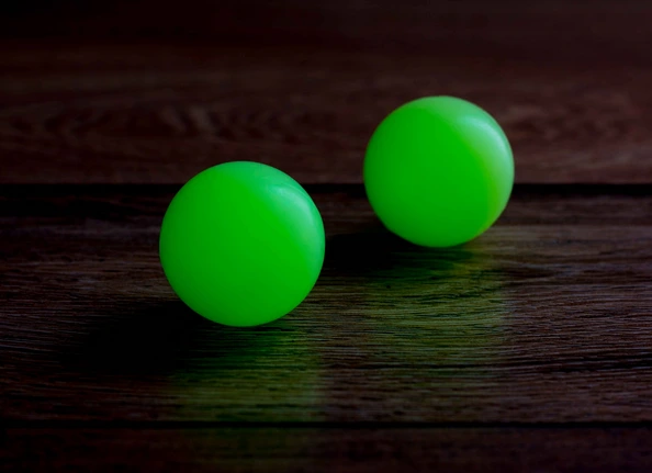 PELOTA MACIZA MEDIANA BRILLA EN LA OSCURIDAD 5,3CM PP